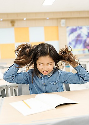 포토 JPG 여자 어린이교육 초등학생 어린이 의자 교실 스트레스 실내 초등학교 한명 앉기 상반신 앞모습 10대 스쿨라이프 경쟁 시험 한국인 책상 소녀만 국내포토 1 학생 라이프스타일 교육 뷰포인트 가구 컨셉 학교 모션 청소년 사람 동양인 내부 여자만 어린이만 파일형식