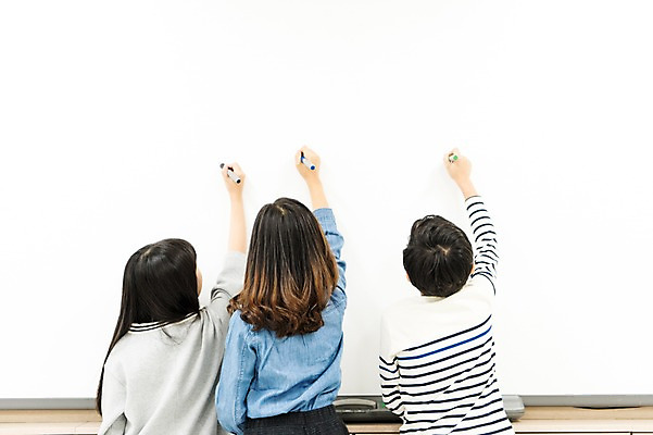 포토 JPG 여자 어린이교육 남자 초등학생 어린이 교실 실내 초등학교 서기 상반신 뒷모습 10대 세명 친구 스쿨라이프 한국인 기록 화이트보드 보드마카 국내포토 학생 라이프스타일 교육 뷰포인트 학교 관계 모션 청소년 사람 동양인 내부 펜 파일형식