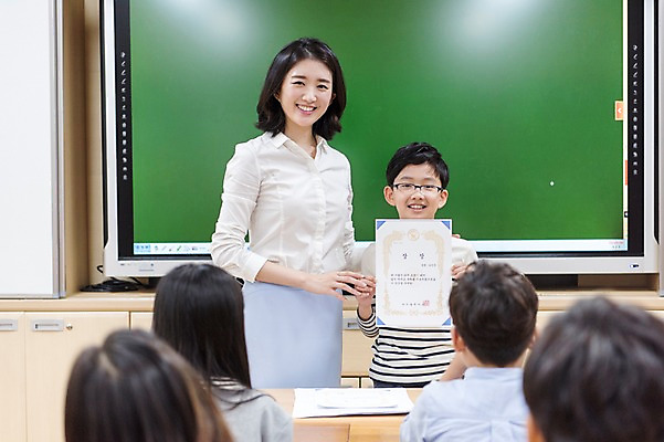 포토 JPG 여자 어린이교육 남자 초등학생 어린이 교실 수업 실내 초등학교 서기 웃음 들기 앉기 여러명 상반신 20대 성인 앞모습 뒷모습 10대 스쿨라이프 교사 칠판 한국인 상패 칭찬 국내포토 직업 학생 라이프스타일 교육 뷰포인트 다수 학교 모션 청소년 표정 사람 동양인 청년 내부 상_우승 파일형식