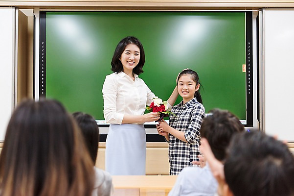 포토 JPG 여자 어린이교육 남자 행복 초등학생 어린이 꽃다발 교실 실내 초등학교 서기 웃음 여러명 상반신 20대 성인 앞모습 뒷모습 10대 스쿨라이프 교사 칠판 한국인 스승의날 카네이션 감사 감동 사제지간 국내포토 직업 학생 라이프스타일 교육 기념일 꽃 감정 뷰포인트 다수 학교 모션 청소년 표정 사람 동양인 청년 내부 파일형식