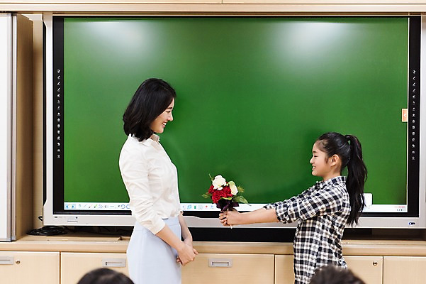 포토 JPG 여자 어린이교육 행복 초등학생 어린이 꽃다발 교실 실내 초등학교 서기 웃음 상반신 20대 성인 두명 옆모습 10대 스쿨라이프 교사 칠판 한국인 스승의날 카네이션 감사 감동 사제지간 여자만 국내포토 직업 학생 라이프스타일 교육 기념일 꽃 감정 뷰포인트 학교 모션 청소년 표정 사람 동양인 청년 내부 파일형식