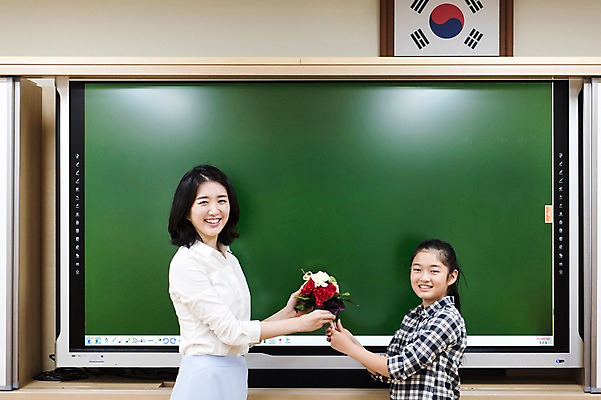 포토 JPG 여자 어린이교육 행복 초등학생 어린이 꽃다발 교실 실내 초등학교 서기 웃음 상반신 20대 성인 두명 옆모습 10대 스쿨라이프 교사 칠판 한국인 스승의날 카네이션 감사 감동 사제지간 여자만 국내포토 직업 학생 라이프스타일 교육 기념일 꽃 감정 뷰포인트 학교 모션 청소년 표정 사람 동양인 청년 내부 파일형식