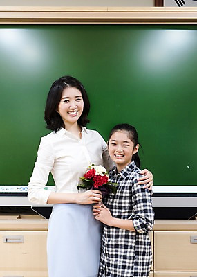 포토 JPG 여자 어린이교육 행복 초등학생 어린이 꽃다발 교실 실내 초등학교 서기 웃음 상반신 20대 성인 두명 앞모습 10대 스쿨라이프 교사 칠판 한국인 스승의날 카네이션 감사 감동 사제지간 여자만 국내포토 직업 학생 라이프스타일 교육 기념일 꽃 감정 뷰포인트 학교 모션 청소년 표정 사람 동양인 청년 내부 파일형식