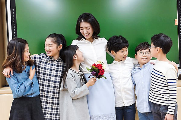 포토 JPG 여자 어린이교육 남자 행복 초등학생 어린이 꽃다발 교실 실내 초등학교 서기 웃음 여러명 상반신 20대 성인 앞모습 옆모습 10대 스쿨라이프 교사 칠판 한국인 스승의날 카네이션 감사 감동 사제지간 국내포토 직업 학생 라이프스타일 교육 기념일 꽃 감정 뷰포인트 다수 학교 모션 청소년 표정 사람 동양인 청년 내부 파일형식