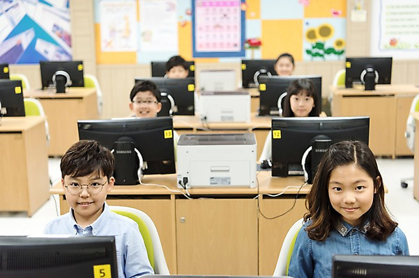 포토 JPG 여자 어린이교육 남자 초등학생 어린이 수업 실내 초등학교 웃음 앉기 여러명 상반신 앞모습 10대 친구 컴퓨터 스쿨라이프 한국인 컴퓨터실 방과후 국내포토 학생 라이프스타일 교육 뷰포인트 다수 교실 학교 관계 모션 청소년 표정 사람 동양인 내부 전자제품 파일형식