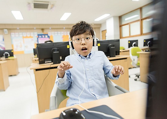 포토 JPG 어린이교육 남자 초등학생 어린이 수업 실내 초등학교 한명 웃음 앉기 상반신 앞모습 10대 컴퓨터 스쿨라이프 헤드폰 놀람 한국인 컴퓨터실 소년만 방과후 국내포토 1 학생 라이프스타일 교육 감정 뷰포인트 음향기기 교실 학교 모션 청소년 표정 사람 동양인 내부 전자제품 남자만 어린이만 파일형식