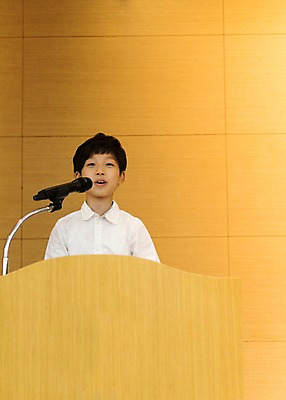 포토 JPG 어린이교육 남자 초등학생 어린이 실내 초등학교 말하기 한명 서기 미소 상반신 앞모습 10대 스쿨라이프 한국인 강의 강당 마이크 스피치 소년만 국내포토 1 학생 라이프스타일 교육 뷰포인트 음향기기 학교 모션 청소년 표정 사람 동양인 내부 남자만 어린이만 파일형식
