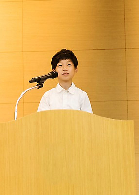 포토 JPG 어린이교육 남자 초등학생 어린이 실내 초등학교 말하기 한명 서기 미소 상반신 앞모습 10대 스쿨라이프 한국인 강의 강당 마이크 스피치 소년만 국내포토 1 학생 라이프스타일 교육 뷰포인트 음향기기 학교 모션 청소년 표정 사람 동양인 내부 남자만 어린이만 파일형식