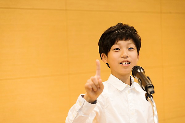 포토 JPG 어린이교육 남자 초등학생 어린이 실내 초등학교 말하기 한명 서기 미소 상반신 앞모습 10대 스쿨라이프 한국인 강의 강당 마이크 스피치 소년만 국내포토 1 학생 라이프스타일 교육 뷰포인트 음향기기 학교 모션 청소년 표정 사람 동양인 내부 남자만 어린이만 파일형식