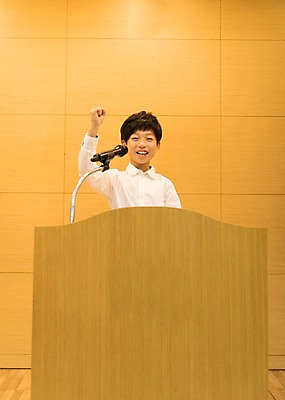 포토 JPG 어린이교육 남자 초등학생 어린이 실내 초등학교 말하기 한명 서기 웃음 상반신 앞모습 10대 스쿨라이프 한국인 강의 강당 마이크 스피치 소년만 국내포토 1 학생 라이프스타일 교육 뷰포인트 음향기기 학교 모션 청소년 표정 사람 동양인 내부 남자만 어린이만 파일형식