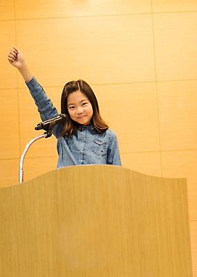 포토 JPG 여자 어린이교육 초등학생 어린이 실내 초등학교 한명 서기 웃음 상반신 앞모습 10대 스쿨라이프 손들기 한국인 발표 강의 강당 스피치 소녀만 국내포토 1 학생 라이프스타일 교육 뷰포인트 학교 모션 청소년 표정 사람 동양인 내부 여자만 어린이만 파일형식