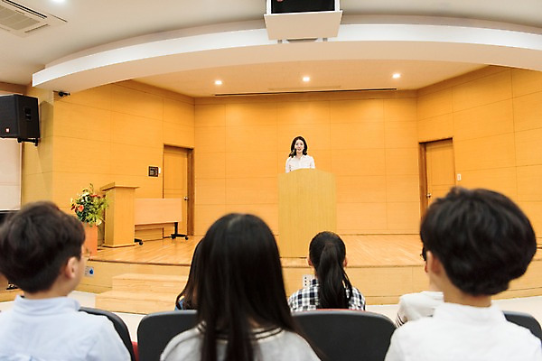 포토 JPG 여자 어린이교육 남자 초등학생 어린이 실내 초등학교 말하기 서기 웃음 앉기 여러명 상반신 20대 성인 앞모습 뒷모습 10대 스쿨라이프 교사 한국인 강의 강당 집중 스피치 국내포토 직업 학생 라이프스타일 교육 뷰포인트 다수 컨셉 학교 모션 청소년 표정 사람 동양인 청년 내부 파일형식