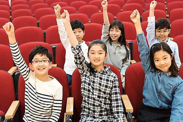 포토 JPG 여자 어린이교육 남자 초등학생 어린이 실내 초등학교 웃음 앉기 여러명 상반신 앞모습 10대 친구 스쿨라이프 손들기 한국인 발표 질문 강당 국내포토 학생 라이프스타일 교육 뷰포인트 다수 학교 관계 모션 청소년 표정 사람 동양인 내부 파일형식