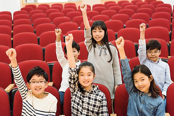 포토 JPG 여자 어린이교육 남자 초등학생 어린이 실내 초등학교 웃음 앉기 여러명 상반신 앞모습 10대 친구 스쿨라이프 손들기 한국인 발표 질문 강당 국내포토 학생 라이프스타일 교육 뷰포인트 다수 학교 관계 모션 청소년 표정 사람 동양인 내부 파일형식