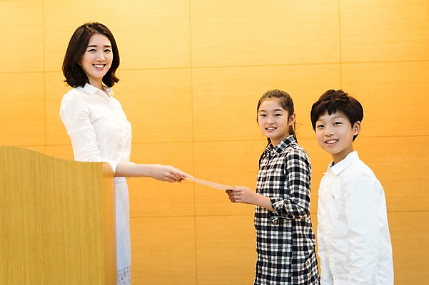 포토 JPG 여자 어린이교육 남자 초등학생 어린이 실내 초등학교 서기 웃음 상반신 20대 성인 옆모습 10대 세명 스쿨라이프 교사 기쁨 한국인 강당 상패 즐거움 주기 시상 국내포토 직업 학생 라이프스타일 교육 감정 뷰포인트 학교 모션 청소년 표정 사람 동양인 청년 내부 상_우승 파일형식