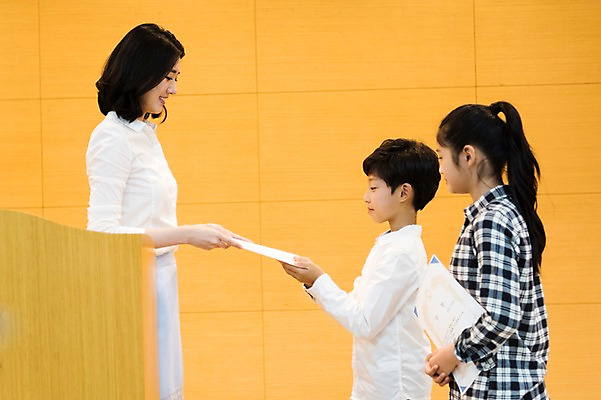 포토 JPG 여자 어린이교육 남자 초등학생 어린이 실내 초등학교 서기 웃음 상반신 20대 성인 옆모습 10대 세명 스쿨라이프 교사 기쁨 한국인 강당 상패 즐거움 주기 시상 국내포토 직업 학생 라이프스타일 교육 감정 뷰포인트 학교 모션 청소년 표정 사람 동양인 청년 내부 상_우승 파일형식