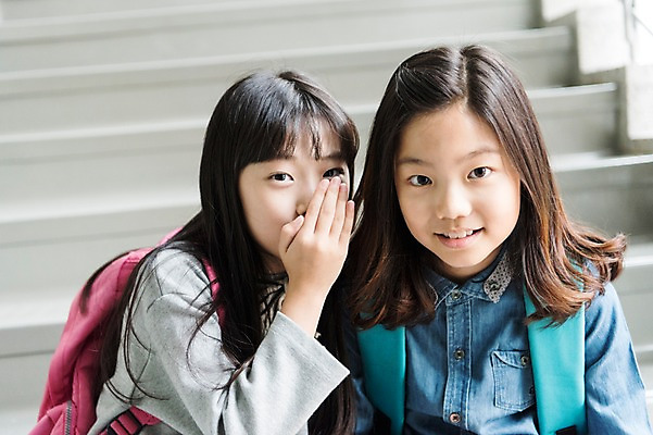 포토 JPG 여자 어린이교육 초등학생 어린이 책가방 실내 초등학교 웃음 앉기 상반신 앞모습 10대 친구 스쿨라이프 계단 한국인 귓속말 즐거움 소녀만 국내포토 학생 라이프스타일 교육 감정 뷰포인트 가방 학교 관계 모션 청소년 표정 사람 동양인 내부 여자만 어린이만 파일형식