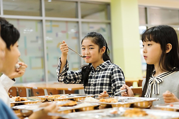 포토 JPG 여자 어린이교육 남자 초등학생 어린이 실내 초등학교 웃음 앉기 상반신 앞모습 옆모습 10대 세명 친구 스쿨라이프 한국인 먹기 식판 점심식사 급식 급식소 국내포토 학생 라이프스타일 교육 뷰포인트 학교 관계 모션 청소년 표정 사람 동양인 내부 식사 파일형식