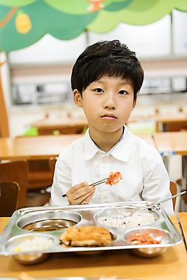 포토 JPG 어린이교육 남자 초등학생 어린이 실내 초등학교 한명 앉기 상반신 앞모습 10대 스쿨라이프 한국인 식판 점심식사 급식 급식소 반찬투정 편식 소년만 국내포토 1 학생 라이프스타일 교육 뷰포인트 학교 모션 청소년 사람 동양인 내부 식사 식생활 남자만 어린이만 파일형식