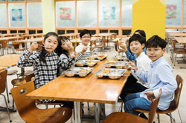 포토 JPG 여자 어린이교육 남자 초등학생 어린이 실내 초등학교 웃음 앉기 여러명 상반신 앞모습 10대 친구 스쿨라이프 한국인 먹기 식판 점심식사 급식 급식소 국내포토 학생 라이프스타일 교육 뷰포인트 다수 학교 관계 모션 청소년 표정 사람 동양인 내부 식사 파일형식