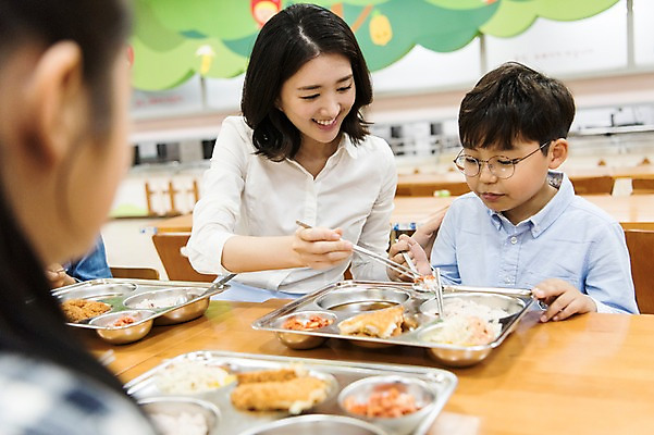 포토 JPG 여자 어린이교육 남자 초등학생 어린이 반찬 실내 초등학교 웃음 앉기 상반신 20대 성인 앞모습 옆모습 10대 세명 스쿨라이프 교사 한국인 식판 점심식사 급식 급식소 국내포토 직업 학생 라이프스타일 교육 음식 뷰포인트 학교 모션 청소년 표정 사람 동양인 청년 내부 식사 파일형식 인종 생활