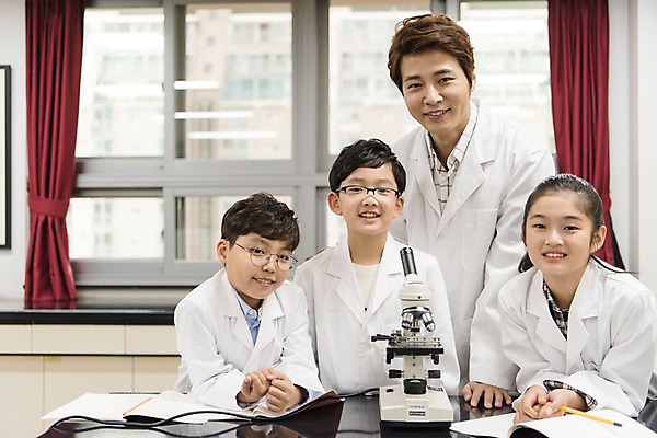 포토 JPG 여자 어린이교육 남자 초등학생 어린이 수업 실내 초등학교 현미경 실험 서기 웃음 여러명 상반신 성인 앞모습 10대 30대 스쿨라이프 교사 한국인 실습 과학실 방과후 국내포토 직업 학생 라이프스타일 교육 뷰포인트 다수 학교 모션 청소년 표정 실험기구 사람 동양인 내부 장년 파일형식