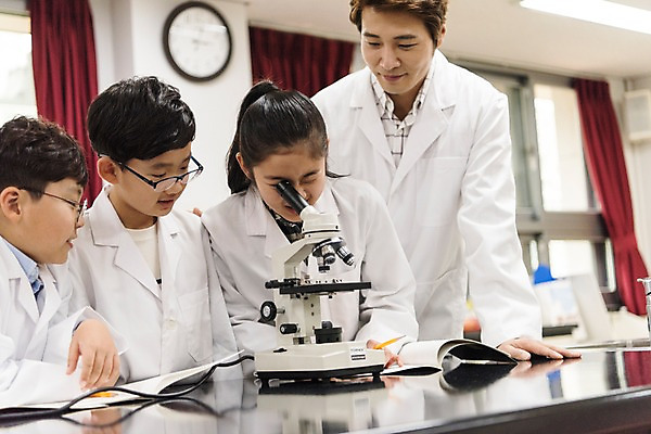 포토 JPG 여자 어린이교육 남자 초등학생 어린이 수업 실내 초등학교 현미경 실험 서기 웃음 여러명 상반신 성인 앞모습 10대 30대 스쿨라이프 교사 한국인 집중 실습 과학실 방과후 국내포토 직업 학생 라이프스타일 교육 뷰포인트 다수 컨셉 학교 모션 청소년 표정 실험기구 사람 동양인 내부 장년 파일형식