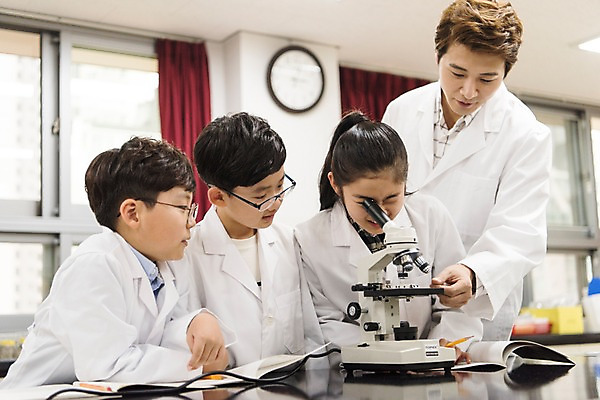 포토 JPG 여자 어린이교육 남자 초등학생 어린이 수업 실내 초등학교 현미경 실험 서기 여러명 상반신 성인 앞모습 옆모습 10대 30대 스쿨라이프 교사 한국인 집중 실습 과학실 방과후 국내포토 직업 학생 라이프스타일 교육 뷰포인트 다수 컨셉 학교 모션 청소년 실험기구 사람 동양인 내부 장년 파일형식