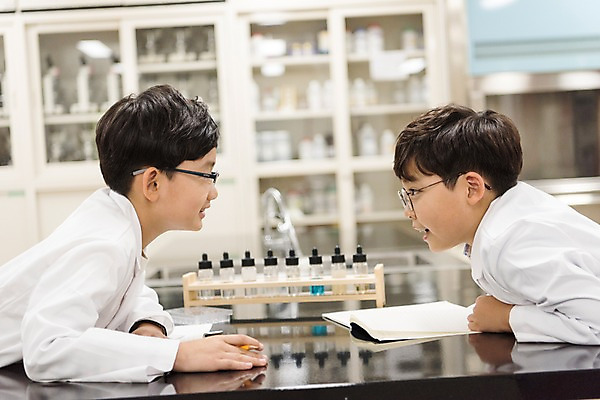 포토 JPG 어린이교육 남자 초등학생 어린이 과학 수업 실내 초등학교 실험 대화 앉기 상반신 두명 옆모습 10대 친구 스쿨라이프 마주보기 한국인 토론 실습 과학실 소년만 방과후 국내포토 학생 라이프스타일 교육 뷰포인트 학교 관계 모션 청소년 말하기 사람 동양인 내부 남자만 어린이만 파일형식