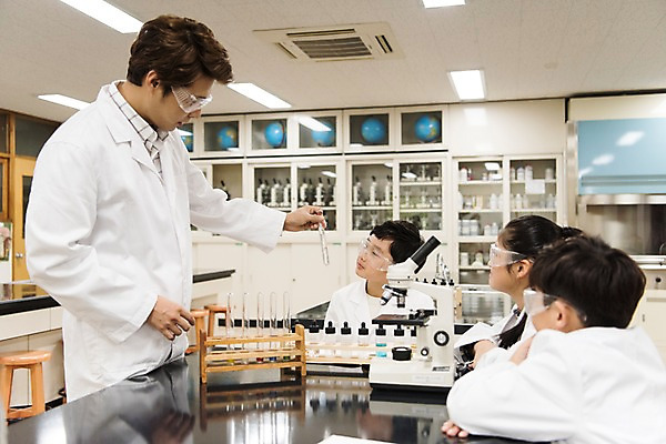 포토 JPG 여자 어린이교육 남자 초등학생 어린이 과학 수업 실내 초등학교 현미경 실험 서기 앉기 여러명 상반신 성인 앞모습 옆모습 10대 30대 스쿨라이프 교사 한국인 집중 플라스크 실습 과학실 방과후 국내포토 직업 학생 라이프스타일 교육 뷰포인트 다수 컨셉 학교 모션 청소년 실험기구 사람 동양인 내부 장년 파일형식