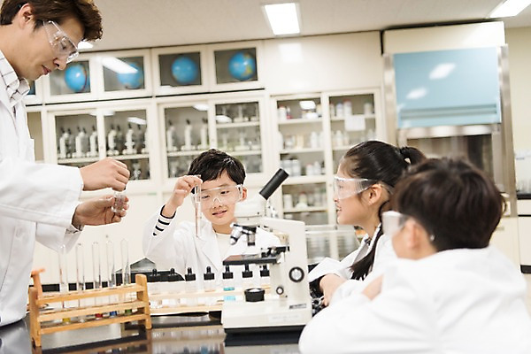 포토 JPG 여자 어린이교육 남자 초등학생 어린이 과학 수업 실내 초등학교 실험 서기 웃음 들기 앉기 여러명 상반신 성인 앞모습 옆모습 10대 30대 스쿨라이프 교사 한국인 집중 플라스크 실습 과학실 방과후 국내포토 직업 학생 라이프스타일 교육 뷰포인트 다수 컨셉 학교 모션 청소년 표정 실험기구 사람 동양인 내부 장년 파일형식