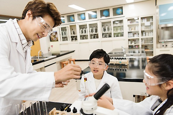 포토 JPG 여자 어린이교육 남자 초등학생 어린이 과학 수업 실내 초등학교 현미경 실험 웃음 앉기 상반신 성인 앞모습 옆모습 10대 세명 30대 스쿨라이프 교사 한국인 집중 플라스크 실습 과학실 방과후 국내포토 직업 학생 라이프스타일 교육 뷰포인트 컨셉 학교 모션 청소년 표정 실험기구 사람 동양인 내부 장년 파일형식