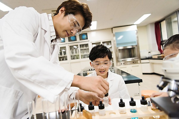 포토 JPG 여자 어린이교육 남자 초등학생 어린이 과학 수업 실내 초등학교 실험 웃음 앉기 상반신 성인 앞모습 옆모습 10대 세명 30대 스쿨라이프 교사 한국인 집중 실습 과학실 방과후 국내포토 직업 학생 라이프스타일 교육 뷰포인트 컨셉 학교 모션 청소년 표정 사람 동양인 내부 장년 파일형식