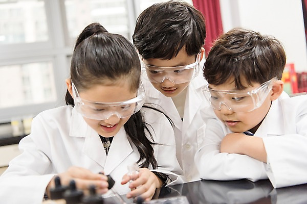 포토 JPG 여자 어린이교육 남자 초등학생 어린이 과학 수업 협력 실내 초등학교 실험 웃음 앉기 상반신 앞모습 옆모습 10대 세명 친구 스쿨라이프 한국인 집중 실습 과학실 방과후 국내포토 학생 라이프스타일 교육 뷰포인트 컨셉 학교 관계 모션 청소년 표정 사람 동양인 내부 파일형식