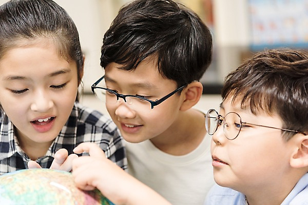 포토 JPG 여자 어린이교육 남자 초등학생 어린이 과학 수업 실내 초등학교 웃음 앉기 상반신 앞모습 옆모습 10대 세명 친구 지구본 스쿨라이프 한국인 집중 과학실 방과후 국내포토 학생 라이프스타일 교육 뷰포인트 컨셉 학교 관계 모션 청소년 표정 사람 동양인 내부 파일형식