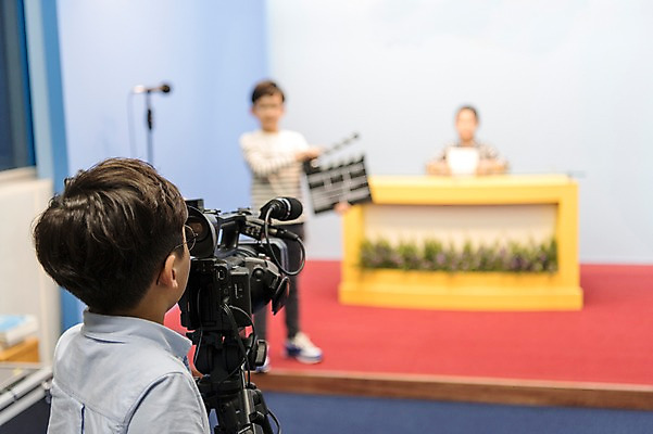 포토 JPG 전신 여자 어린이교육 남자 초등학생 어린이 실내 초등학교 서기 앉기 상반신 앞모습 뒷모습 10대 세명 친구 스쿨라이프 카메라 한국인 아나운서 방송 실습 방송반 방과후 국내포토 직업 학생 라이프스타일 교육 뷰포인트 학교 관계 모션 청소년 사람 동양인 내부 전자제품 파일형식