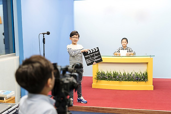 포토 JPG 전신 여자 어린이교육 남자 초등학생 어린이 실내 초등학교 서기 웃음 앉기 상반신 앞모습 뒷모습 10대 세명 친구 스쿨라이프 카메라 한국인 아나운서 방송 실습 방송반 방과후 국내포토 직업 학생 라이프스타일 교육 뷰포인트 학교 관계 모션 청소년 표정 사람 동양인 내부 전자제품 파일형식