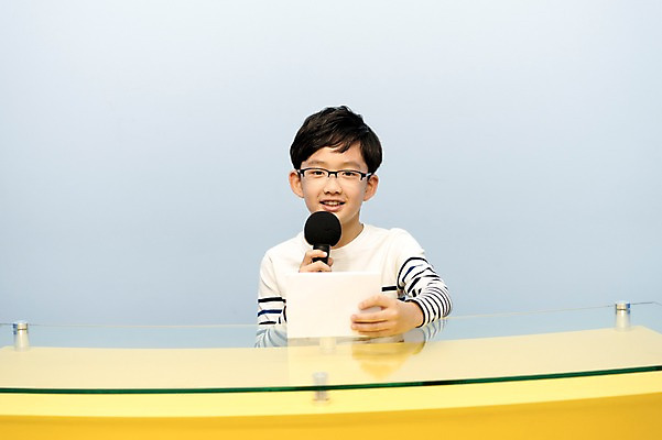 포토 JPG 어린이교육 남자 초등학생 어린이 실내 초등학교 말하기 한명 웃음 앉기 상반신 앞모습 10대 스쿨라이프 한국인 아나운서 방송 실습 대본 방송반 소년만 방과후 국내포토 직업 1 학생 라이프스타일 교육 뷰포인트 학교 모션 청소년 표정 사람 동양인 내부 남자만 어린이만 파일형식