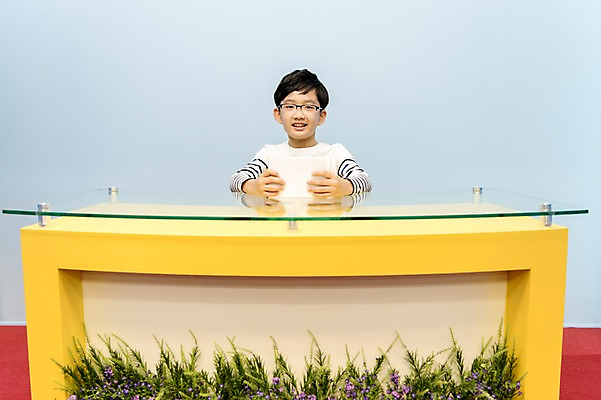 포토 JPG 어린이교육 남자 초등학생 어린이 실내 초등학교 말하기 한명 웃음 앉기 상반신 앞모습 10대 스쿨라이프 한국인 아나운서 방송 실습 대본 방송반 소년만 방과후 국내포토 직업 1 학생 라이프스타일 교육 뷰포인트 학교 모션 청소년 표정 사람 동양인 내부 남자만 어린이만 파일형식