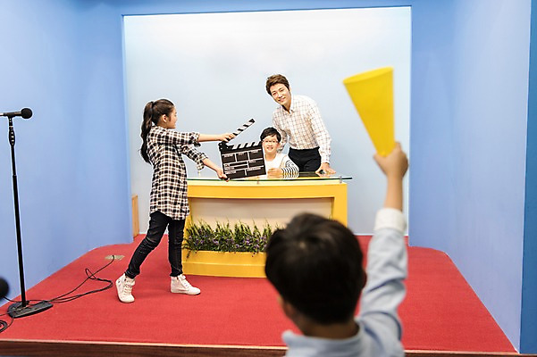 포토 JPG 전신 여자 어린이교육 남자 초등학생 어린이 실내 초등학교 서기 앉기 여러명 상반신 앞모습 뒷모습 10대 친구 스쿨라이프 한국인 아나운서 방송 실습 방송반 방과후 국내포토 직업 학생 라이프스타일 교육 뷰포인트 다수 학교 관계 모션 청소년 사람 동양인 내부 파일형식