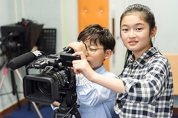 포토 JPG 여자 어린이교육 남자 초등학생 어린이 실내 초등학교 서기 웃음 상반신 두명 앞모습 10대 친구 스쿨라이프 카메라 한국인 방송 실습 방송반 방과후 국내포토 학생 라이프스타일 교육 뷰포인트 학교 관계 모션 청소년 표정 사람 동양인 내부 전자제품 파일형식