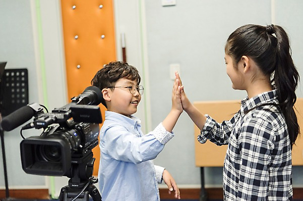 포토 JPG 여자 어린이교육 남자 초등학생 어린이 실내 초등학교 서기 웃음 상반신 두명 앞모습 옆모습 10대 친구 스쿨라이프 카메라 한국인 방송 실습 방송반 방과후 국내포토 학생 라이프스타일 교육 뷰포인트 학교 관계 모션 청소년 표정 사람 동양인 내부 전자제품 파일형식