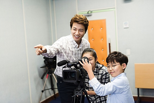 포토 JPG 여자 어린이교육 남자 초등학생 어린이 실내 초등학교 서기 웃음 상반신 성인 앞모습 옆모습 10대 세명 30대 스쿨라이프 카메라 교사 한국인 방송 실습 방송반 방과후 국내포토 직업 학생 라이프스타일 교육 뷰포인트 학교 모션 청소년 표정 사람 동양인 내부 장년 전자제품 파일형식