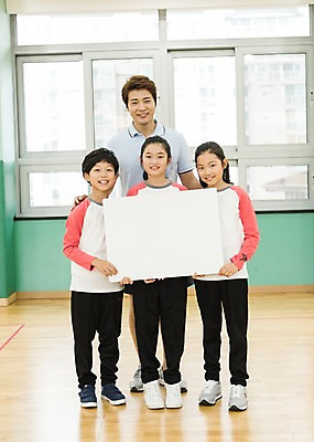 포토 JPG 전신 여자 어린이교육 남자 초등학생 어린이 사각프레임 프레임 실내 초등학교 서기 웃음 들기 여러명 성인 앞모습 10대 30대 운동 스쿨라이프 교사 한국인 체육관 방과후 국내포토 직업 학생 라이프스타일 교육 뷰포인트 다수 학교 모션 청소년 표정 건강 사람 동양인 내부 장년 사각형 파일형식