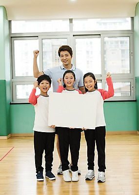 포토 JPG 전신 여자 어린이교육 남자 초등학생 어린이 사각프레임 프레임 실내 초등학교 서기 웃음 들기 여러명 성인 앞모습 10대 30대 운동 스쿨라이프 교사 한국인 체육관 방과후 국내포토 직업 학생 라이프스타일 교육 뷰포인트 다수 학교 모션 청소년 표정 건강 사람 동양인 내부 장년 사각형 파일형식