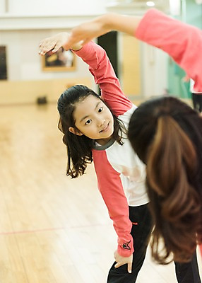 포토 JPG 여자 어린이교육 초등학생 어린이 실내 초등학교 한명 서기 웃음 상반신 앞모습 뒷모습 10대 운동 스쿨라이프 스트레칭 한국인 체육관 벽거울 소녀만 방과후 국내포토 1 학생 라이프스타일 교육 뷰포인트 학교 모션 청소년 표정 건강 사람 동양인 내부 거울 여자만 어린이만 파일형식