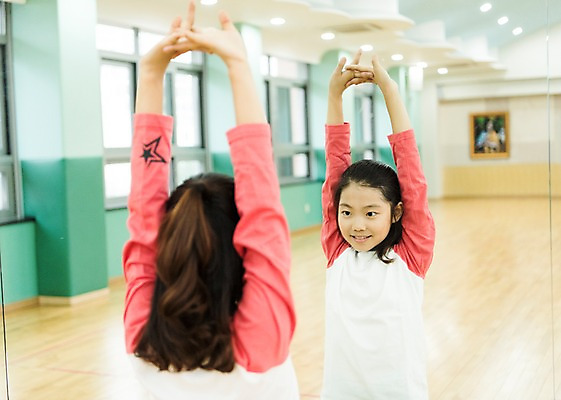 포토 JPG 여자 어린이교육 초등학생 어린이 실내 초등학교 한명 서기 웃음 상반신 앞모습 뒷모습 10대 운동 스쿨라이프 스트레칭 한국인 체육관 벽거울 소녀만 방과후 국내포토 1 학생 라이프스타일 교육 뷰포인트 학교 모션 청소년 표정 건강 사람 동양인 내부 거울 여자만 어린이만 파일형식