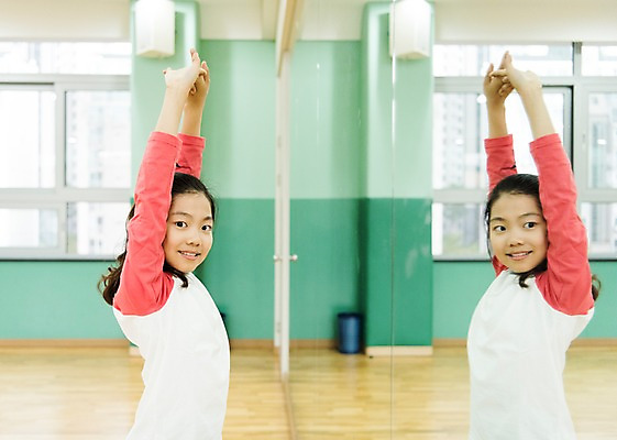 포토 JPG 여자 어린이교육 초등학생 어린이 실내 초등학교 한명 서기 웃음 상반신 옆모습 10대 운동 스쿨라이프 스트레칭 한국인 체육관 벽거울 소녀만 방과후 국내포토 1 학생 라이프스타일 교육 뷰포인트 학교 모션 청소년 표정 건강 사람 동양인 내부 거울 여자만 어린이만 파일형식