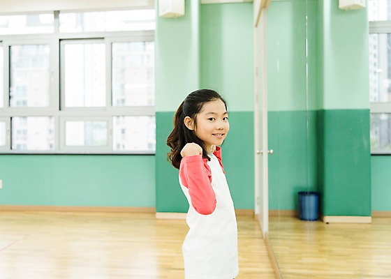 포토 JPG 여자 어린이교육 초등학생 어린이 실내 초등학교 한명 서기 웃음 상반신 옆모습 10대 운동 스쿨라이프 스트레칭 한국인 체육관 벽거울 소녀만 방과후 국내포토 1 학생 라이프스타일 교육 뷰포인트 학교 모션 청소년 표정 건강 사람 동양인 내부 거울 여자만 어린이만 파일형식