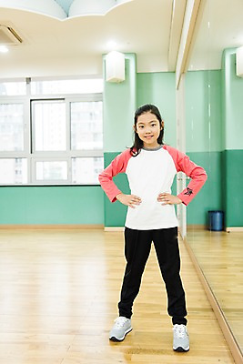포토 JPG 전신 여자 어린이교육 초등학생 어린이 실내 초등학교 한명 서기 웃음 앞모습 10대 운동 스쿨라이프 스트레칭 한국인 체육관 소녀만 방과후 국내포토 1 학생 라이프스타일 교육 뷰포인트 학교 모션 청소년 표정 건강 사람 동양인 내부 여자만 어린이만 파일형식